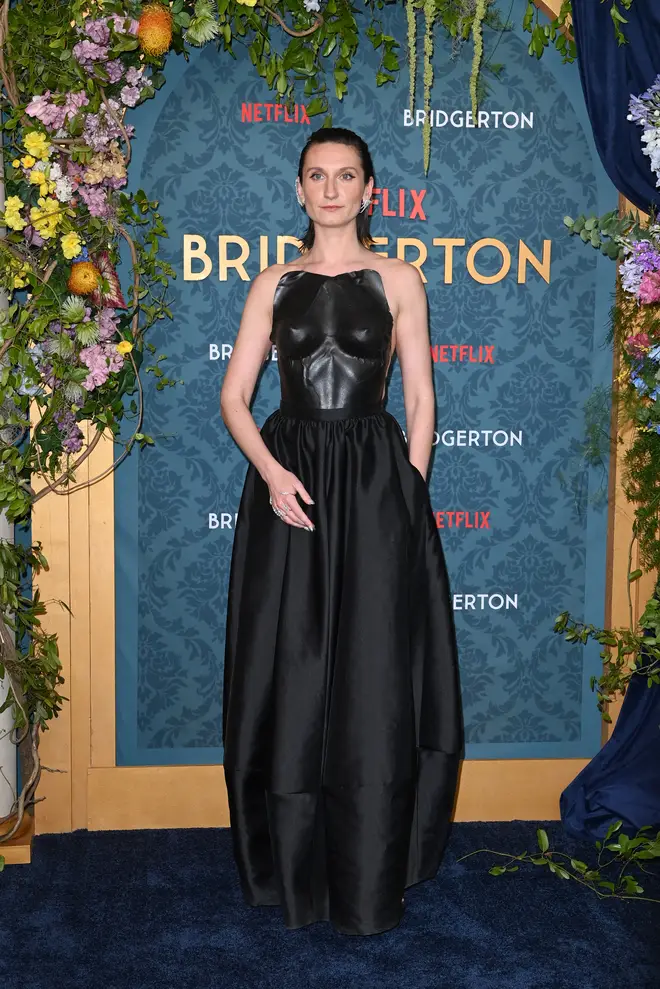Bridgerton : premiers looks sur le tapis rouge de la saison 3, de Nicola Coughlan à Jonathan Bailey 6 Bessie Carter à la première de la saison 3 de Bridgerton sur Netflix