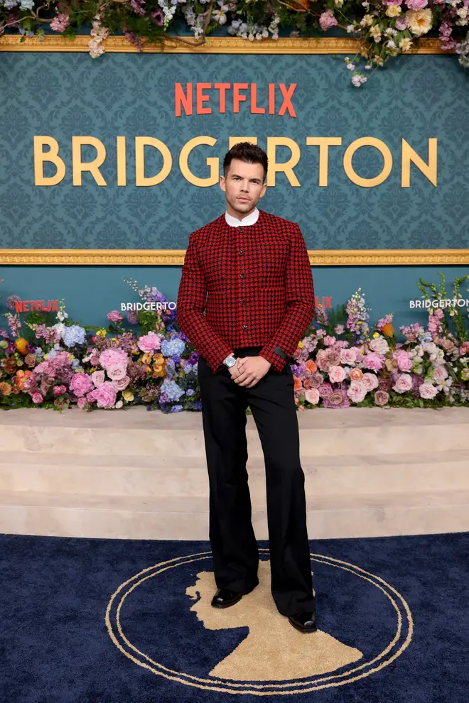 Bridgerton : premiers looks sur le tapis rouge de la saison 3, de Nicola Coughlan à Jonathan Bailey 5 Luke Newton à la première de la saison 3 de Bridgerton sur Netflix