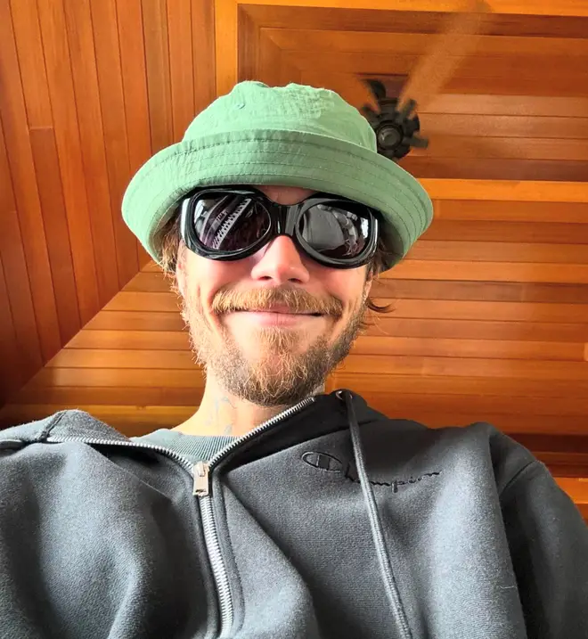 Pourquoi Justin Bieber pleurait-il dans une récente publication sur les réseaux sociaux ? 5 Justin Bieber sourit avec un chapeau vert et des lunettes de soleil