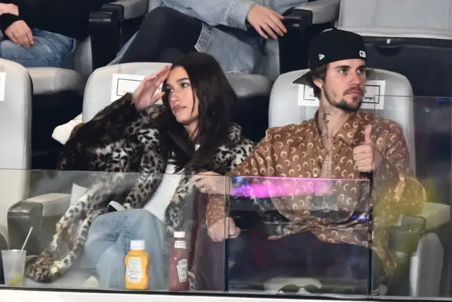 Pourquoi Justin Bieber pleurait-il dans une récente publication sur les réseaux sociaux ? 6 Justin et Hailey Bieber lient leurs bras au Super Bowl LVIII