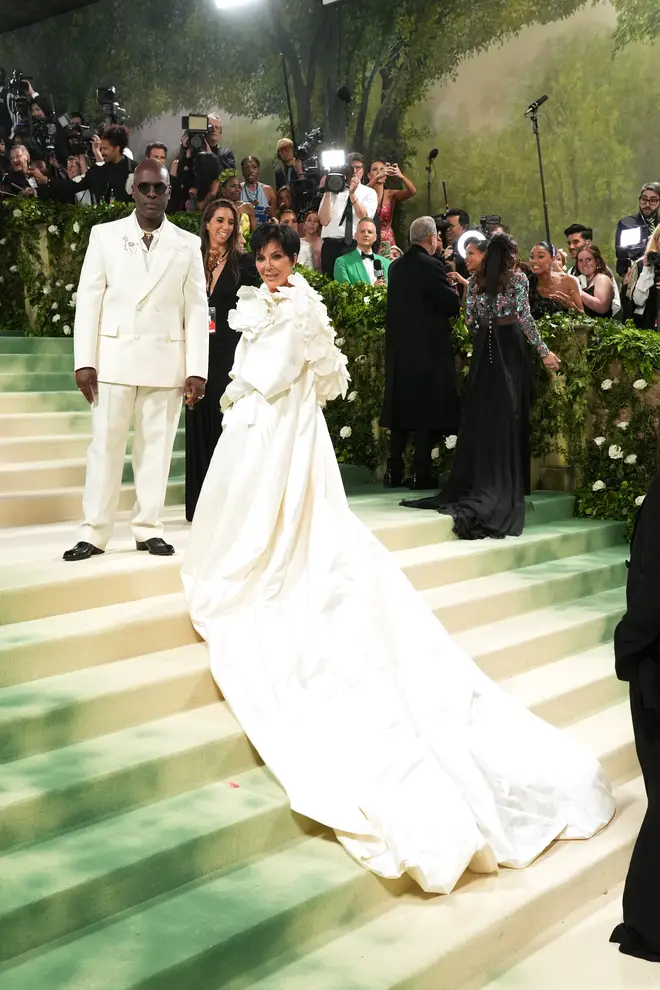 Chaque tenue Kardashian-Jenner qui fait tourner les têtes au Met Gala 2024 8 Kris Jenner et Corey Gamble assistent au Met Gala 2024