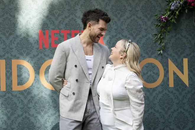 Nicola Coughlan de Bridgerton répond aux rumeurs de rencontres avec Luke Newton 4 L'amitié de Luke Newton et Nicola Coughlan a obsédé les fans de Bridgerton