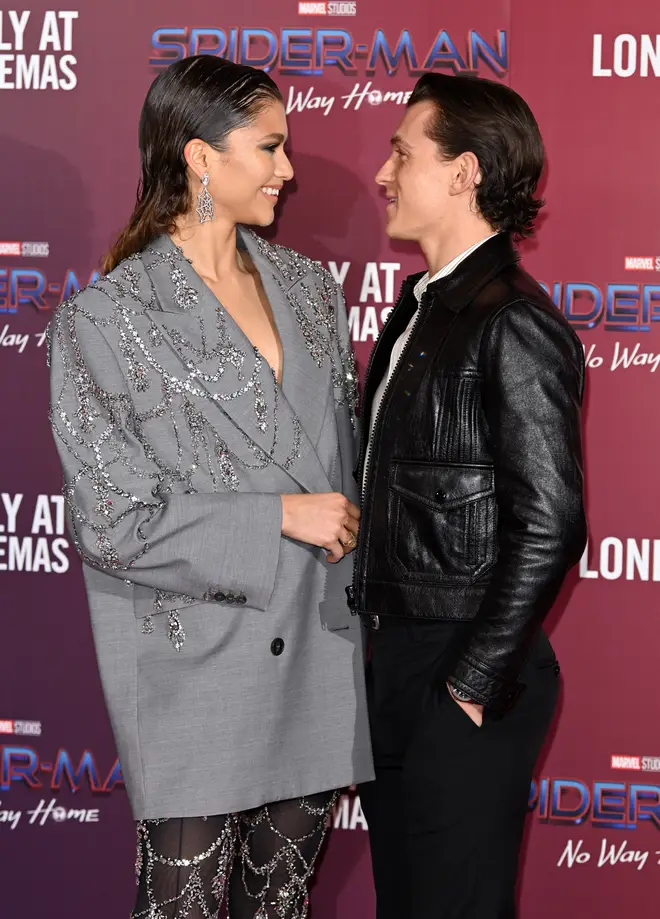 Tom Holland et Zendaya sont-ils toujours ensemble ? 4 Tom Holland et Zendaya se fréquentent publiquement depuis 2021