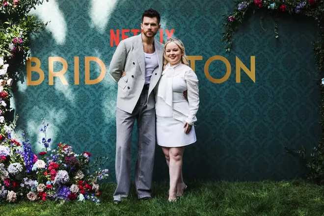 Les costumes de la saison 3 de Bridgerton incluent des significations cachées dans les couleurs 4 Les fans ont applaudi l'alchimie entre Luke Newtown et sa co-vedette Nicola Coughlan