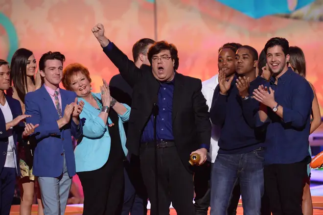 Victoria Justice brise le silence sur Dan Schneider suite à des allégations silencieuses sur le plateau 4 Nathan Kress, Victoria Justice, Drake Bell, Maree Cheatham, Dan Schneider, Leon Thomas III, Chris Massey et Josh Peck à la 27e édition des Kids' Choice Awards de Nickelodeon