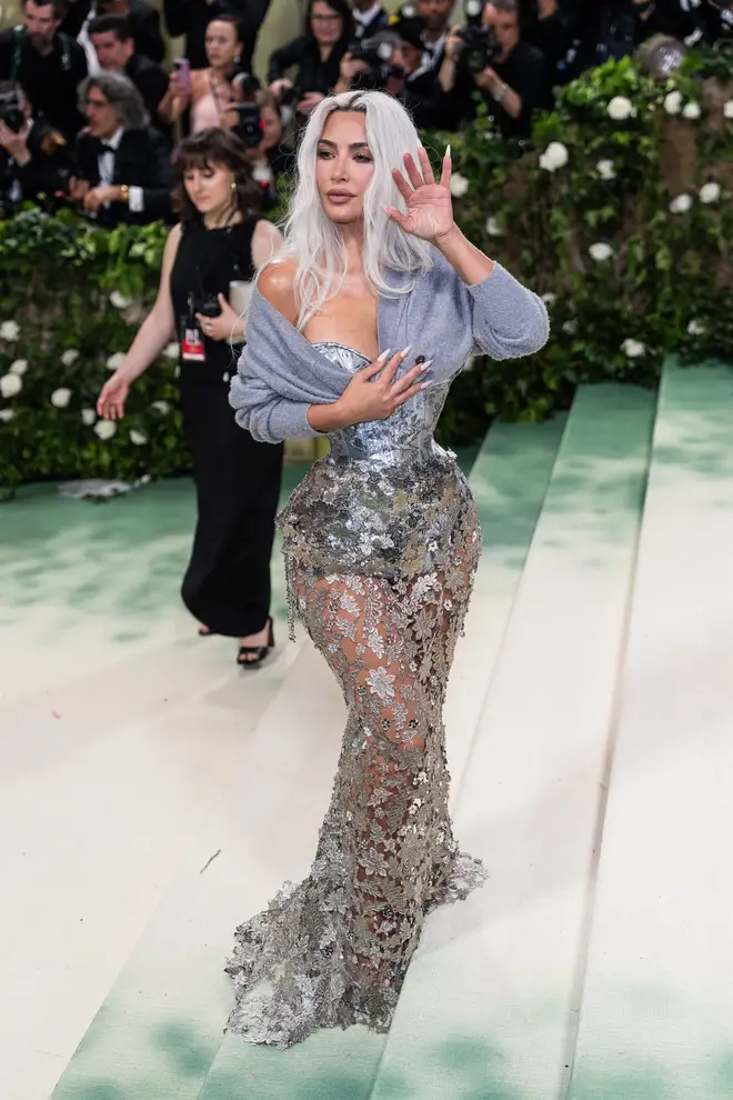 Le cardigan de Kim Kardashian au Met Gala ne cachait pas un dysfonctionnement de sa garde-robe 5 Kim Kardashian a gardé son cardigan enroulé autour de ses épaules lors du Met Gala 2024