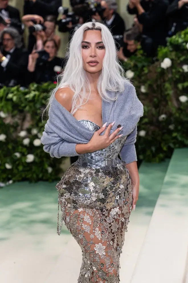 Le cardigan de Kim Kardashian au Met Gala ne cachait pas un dysfonctionnement de sa garde-robe 4 Kim Kardashian au Met Gala 2024