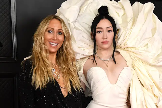 Noah Cyrus et Tish Cyrus semblent mettre fin à leur querelle avec un message émotionnel 4 Tish Cyrus et Noah Cyrus aux Grammy Awards 2021