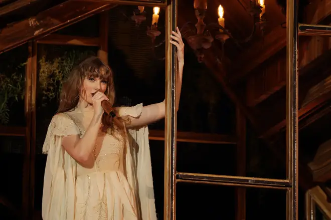 À l’intérieur de la chanson bonus « The Black Dog » de Taylor Swift, paroles, signification et plus 4 Taylor Swift se produit lors de la tournée The Eras à Singapour