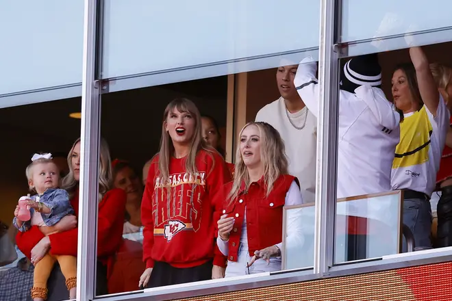 Taylor Swift et Brittany Mahomes réagissent à un touché marqué par Travis Kelce