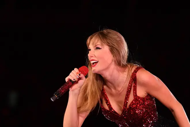 Taylor Swift chante souvent pour son petit ami Travis Kelce lors de la tournée Eras