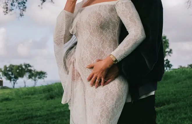 Toutes les photos du baby bump de Hailey Bieber jusqu'à présent 7 Hailey et Justin bercent leur baby bump
