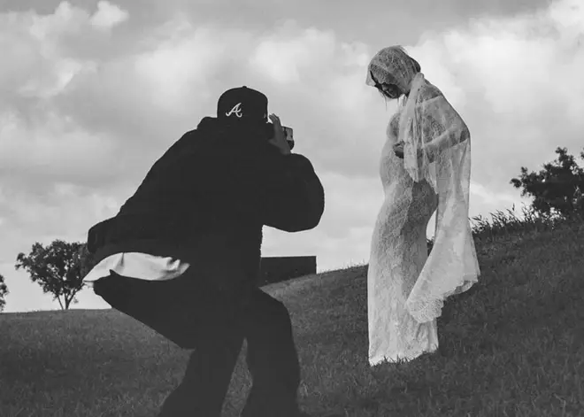 Toutes les photos du baby bump de Hailey Bieber jusqu'à présent 9 Justin Bieber prend des photos de sa femme lors de l'annonce de sa grossesse