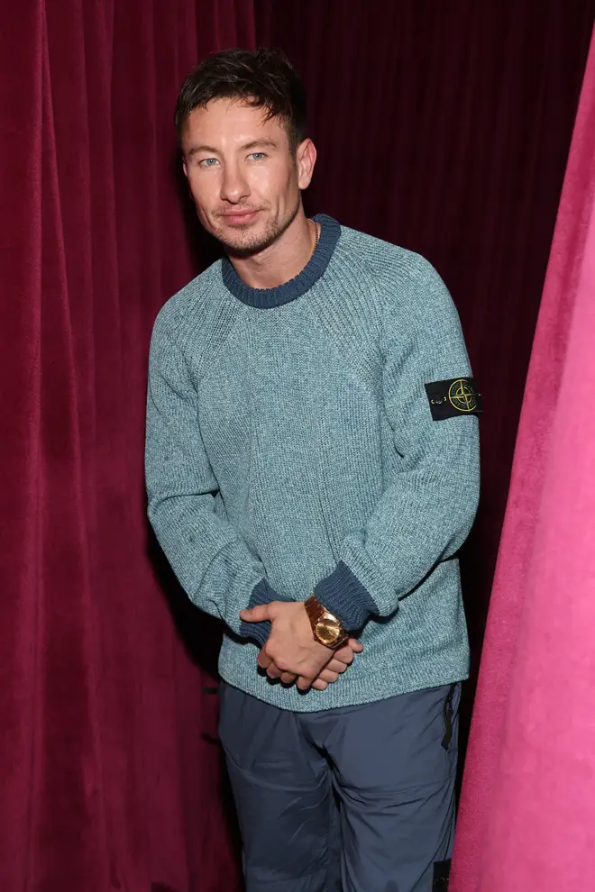 Depuis combien de temps Sabrina Carpenter et Barry Keoghan sortent-ils ensemble et comment se sont-ils rencontrés ? 6 Barry et Sabrina ont été photographiés ensemble au magazine W, à Mark Ronson et à la Grammy After-Party de Gucci.