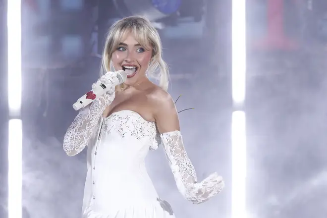 Depuis combien de temps Sabrina Carpenter et Barry Keoghan sortent-ils ensemble et comment se sont-ils rencontrés ? 5 La pop star Sabrina Carpenter serait en couple avec l'acteur Barry Keoghan