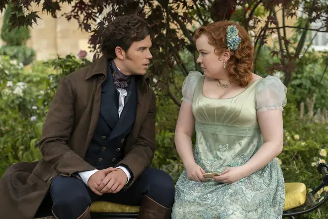 Colin découvre que Penelope est Whistledown avant la scène de la calèche dans les livres.