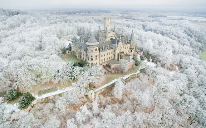 Où se trouve Maxton Hall ? L'école est un véritable lieu que vous pouvez visiter 6 L'école de Maxton Hall est-elle réelle ? Le spectacle est tourné au château de Marienburg