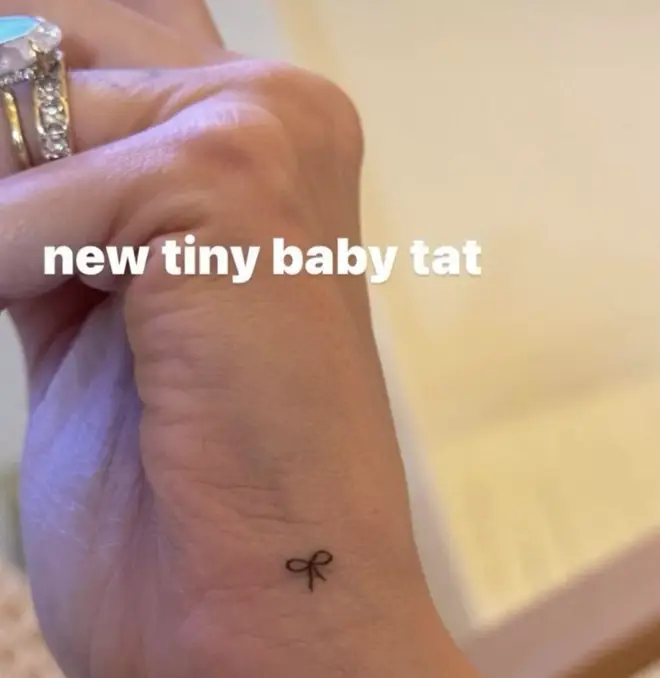 Les fans de Hailey Bieber pensent avoir découvert le sexe de son bébé 6 Hailey Bieber s'est fait tatouer un nœud sur la main en décembre 2023