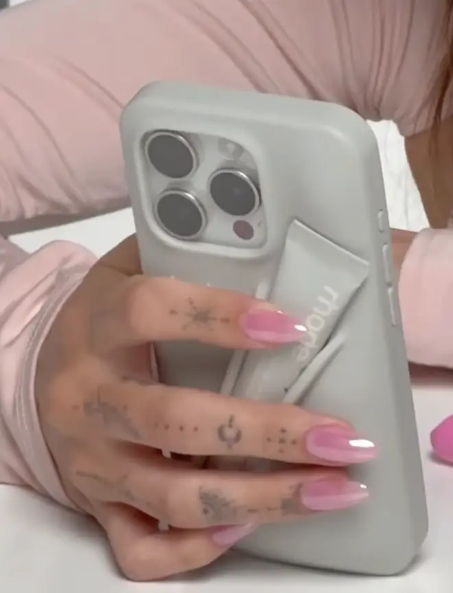 Les fans de Hailey Bieber pensent avoir découvert le sexe de son bébé 5 Les fans de Hailey Bieber pensent qu'un nouveau blush de Rhode confirme qu'elle attend une petite fille