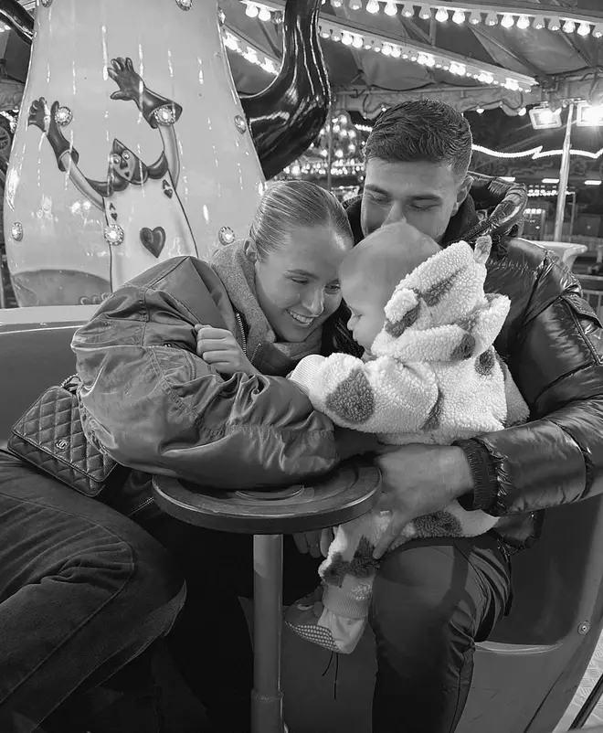 Molly-Mae Hague et Tommy Fury sont-ils toujours ensemble ? 7 Molly-Mae partage une photo festive d'elle et Tommy avec Bambi