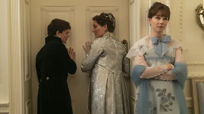 Claudia Jessie de Bridgerton explique pourquoi Eloise porte des manchons dans la saison 3 d'été... 4 Claudia Jessie a déclaré que le tournage de la troisième saison de Bridgerton était très différent car elle avait un poignet cassé