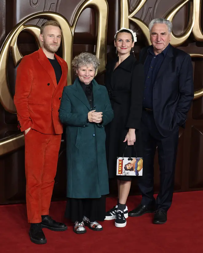Sam Phillips photographié avec Bessie Carter et ses parents Jim Carter et Imelda Staunton lors de la première de 