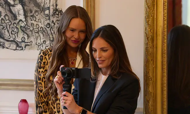 Pourquoi vous reconnaissez Olivia Wayne dans « Buying London » 5 Olivia filme du contenu pour les réseaux sociaux du groupe DDE