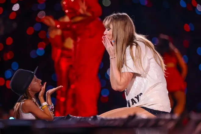 Les fans de Taylor Swift divisés sur la vente du chapeau « 22 » de sa sœur sur eBay 4 Taylor Swift donne à un fan son chapeau « 22 » lors de la tournée Eras à Sao Paulo, Brésil