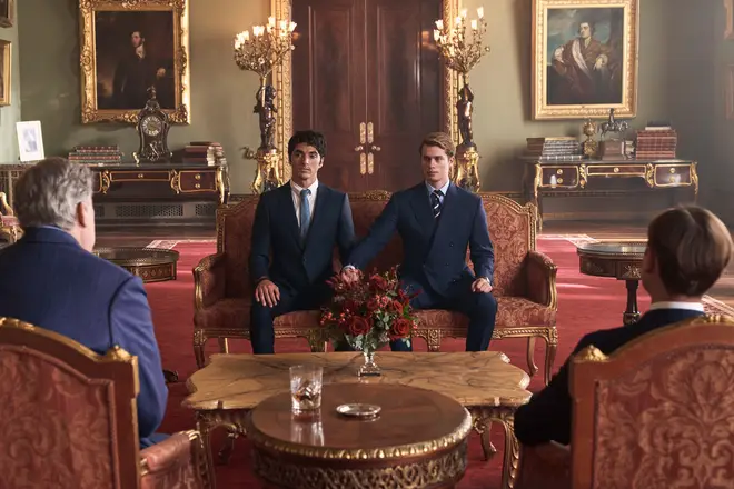 Taylor Zakhar Perez critique les médias pour avoir interrogé les acteurs sur leur sexualité 4 Taylor Zakhar Perez et Nicholas Galitzine en rouge, blanc et bleu royal