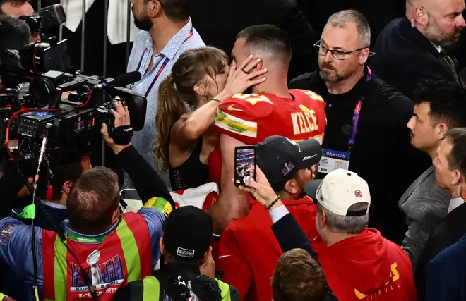 Travis Kelce a-t-il proposé à Taylor Swift ? 4 Il n'y avait pas de bague de fiançailles en vue lorsque Taylor Swift a rejoint Travis Kelce sur le terrain du Super Bowl
