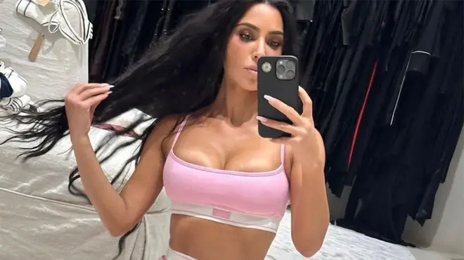 Kim Kardashian posant en sous-vêtements roses Skims pour un selfie miroir