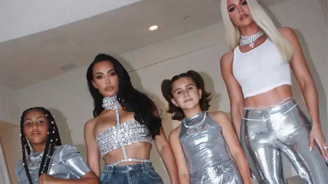 North West, Kim Kardashian, Penelope Disick et Khloe Kardashian toutes habillées d'argent