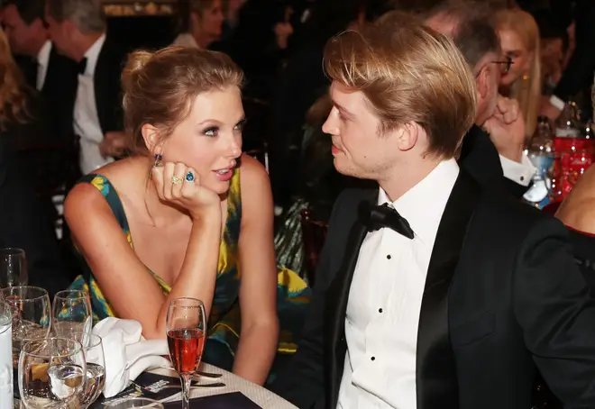 La discussion de groupe du « Tortured Man Club » de Joe Alwyn a enfin été expliquée 4 Taylor Swift et Joe Alwyn ont rompu en 2023