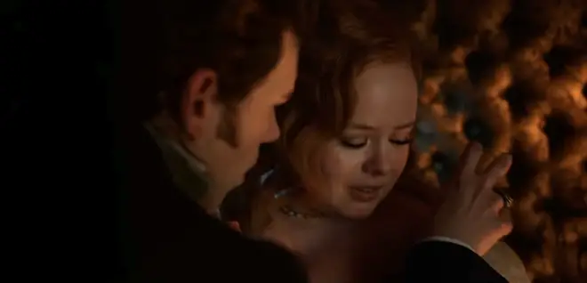 Nicola Coughlan de Bridgerton n'avait aucune idée que Luke Newton avait "improvisé" les détails de Colin dans... 4 Luke Newton a ajouté un détail où Colin répare la robe de Penelope sans utiliser ses doigts dans la scène du carrosse