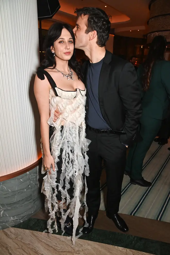 Rencontrez Harriet Cains de Bridgerton, son âge, son petit ami et plus 5 Harriet Cains et Luke Thompson à la soirée Vanity Fair EE Rising Star