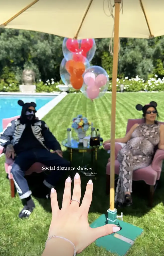 À l'intérieur de la baby shower socialement distancée de Kourtney Kardashian 4 Kourtney Kardashian et Travis Barker sont restés à l'écart de leurs invités
