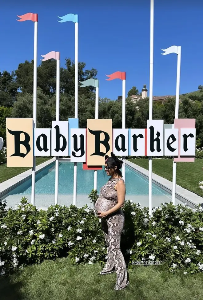 À l'intérieur de la baby shower socialement distancée de Kourtney Kardashian 6 Kourtney Kardashian approche de sa date d'accouchement