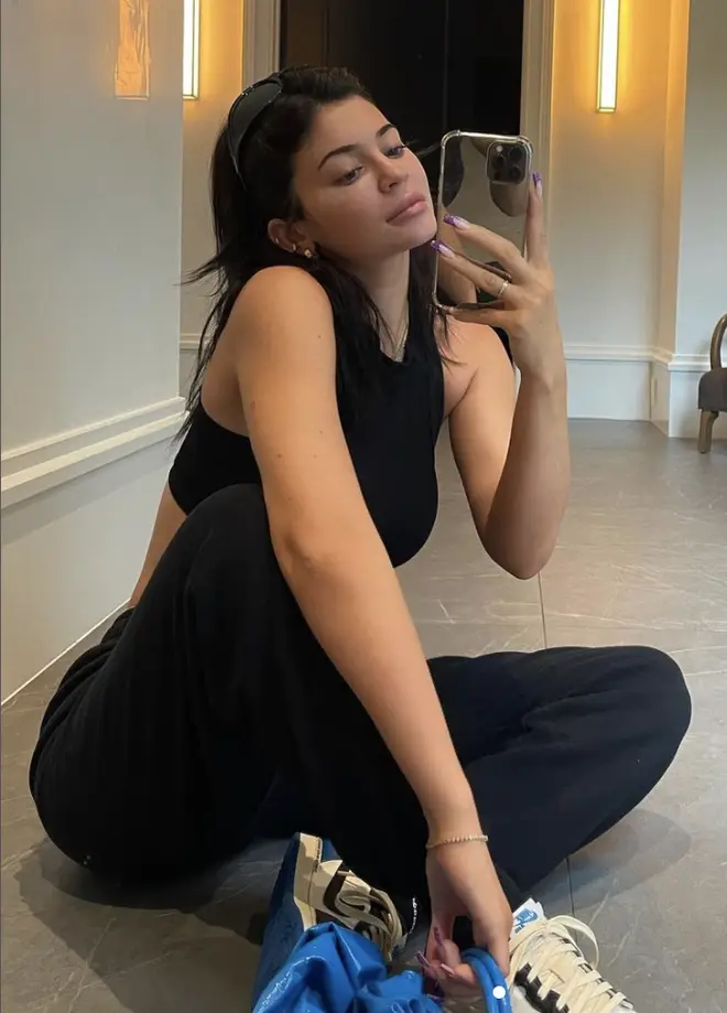 Quel âge ont les Kardashian ? Âges et anniversaires de Kim, Khloe et Kourtney 6 Kylie Jenner est le bébé de la famille dans la vingtaine
