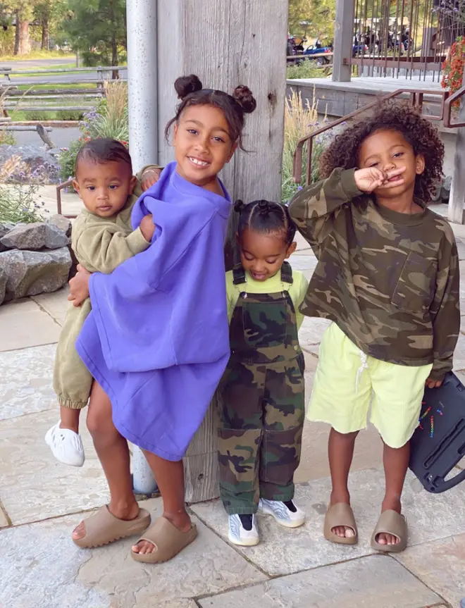 Combien d'enfants Kim Kardashian a-t-elle ? Noms, âges et images révélés 4 Kim Kardashian et Kanye West partagent souvent des photos de leurs enfants sur les réseaux sociaux.