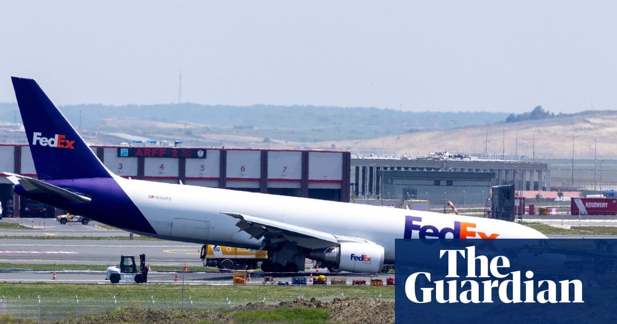 Avion cargo de Boeing forcé de se poser à Istanbul sans train d'atterrissage avant 2 Avion cargo de Boeing forcé de se poser à Istanbul sans train d'atterrissage avant - 1