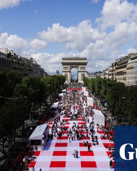 Des milliers de Parisiens se réunissent pour un pique-nique gratuit sur les Champs-Élysées<br />
<br />
Ce week-end, la célèbre avenue des Champs-Élysées a été le théâtre d'un événement inhabituel alors que des milliers de Parisiens ont participé à un pique-nique géant et gratuit. Une initiative originale qui a rassemblé des familles, des amis et des curieux venus profiter du beau temps et de la convivialité.<br />
<br />
Points importants de l'article:<br />
- Des milliers de Parisiens se sont retrouvés pour un pique-nique gratuit sur les Champs-Élysées<br />
- L'événement a attiré un public diversifié, composé de familles, d'amis et de curieux<br />
- Une ambiance conviviale et festive régnait sur l'avenue emblématique de Paris 52 Des milliers de Parisiens se réunissent pour un pique-nique gratuit sur les Champs-Élysées<br />
<br />
Ce week-end, la célèbre avenue des Champs-Élysées a été le théâtre d'un événement inhabituel alors que des milliers de Parisiens ont participé à un pique-nique géant et gratuit. Une initiative originale qui a rassemblé des familles, des amis et des curieux venus profiter du beau temps et de la convivialité.<br />
<br />
Points importants de l'article:<br />
- Des milliers de Parisiens se sont retrouvés pour un pique-nique gratuit sur les Champs-Élysées<br />
- L'événement a attiré un public diversifié, composé de familles, d'amis et de curieux<br />
- Une ambiance conviviale et festive régnait sur l'avenue emblématique de Paris - 51