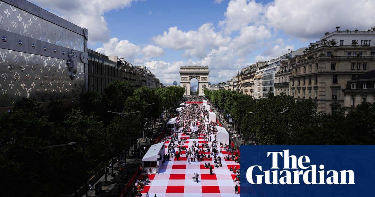 Des milliers de Parisiens se réunissent pour un pique-nique gratuit sur les Champs-Élysées<br />
<br />
Ce week-end, la célèbre avenue des Champs-Élysées a été le théâtre d'un événement inhabituel alors que des milliers de Parisiens ont participé à un pique-nique géant et gratuit. Une initiative originale qui a rassemblé des familles, des amis et des curieux venus profiter du beau temps et de la convivialité.<br />
<br />
Points importants de l'article:<br />
- Des milliers de Parisiens se sont retrouvés pour un pique-nique gratuit sur les Champs-Élysées<br />
- L'événement a attiré un public diversifié, composé de familles, d'amis et de curieux<br />
- Une ambiance conviviale et festive régnait sur l'avenue emblématique de Paris 2 Des milliers de Parisiens se réunissent pour un pique-nique gratuit sur les Champs-Élysées<br />
<br />
Ce week-end, la célèbre avenue des Champs-Élysées a été le théâtre d'un événement inhabituel alors que des milliers de Parisiens ont participé à un pique-nique géant et gratuit. Une initiative originale qui a rassemblé des familles, des amis et des curieux venus profiter du beau temps et de la convivialité.<br />
<br />
Points importants de l'article:<br />
- Des milliers de Parisiens se sont retrouvés pour un pique-nique gratuit sur les Champs-Élysées<br />
- L'événement a attiré un public diversifié, composé de familles, d'amis et de curieux<br />
- Une ambiance conviviale et festive régnait sur l'avenue emblématique de Paris - 1