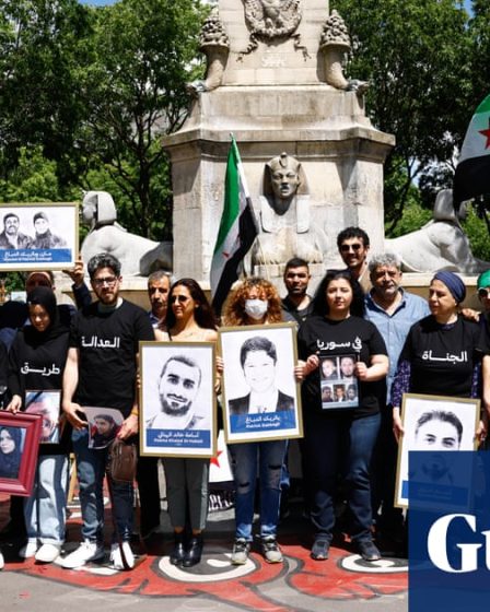 <br />
<br /> <h1>Enfants et personnes âgées torturés dans une prison militaire en Syrie, révèle un tribunal de Paris</h1><br />
<br /> <p>Un tribunal de Paris a révélé que des enfants et des personnes âgées ont été torturés dans une prison militaire en Syrie. Les horreurs perpétrées dans cet établissement ont choqué la communauté internationale.</p><br />
<br /> <h2>Points importants:</h2><br /> <ul><br /> <li>Les tortures ont eu lieu dans une prison militaire en Syrie</li><br /> <li>Des enfants et des personnes âgées ont été victimes de ces actes barbares</li><br /> <li>Le tribunal de Paris a dévoilé ces horreurs</li><br /> <li>La communauté internationale est indignée</li><br /> </ul><br />
<br /> - 17