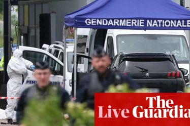 <p>Évasion de prison en France : Chasse à l'homme lancée après que des tireurs aient tué deux gardiens et libéré un détenu d'un fourgon - en direct</p><br />
<br />
<p>Un incident choquant s'est produit en France alors que des hommes armés ont attaqué un fourgon pénitentiaire, tuant deux gardiens et permettant à un détenu de s'échapper. Une chasse à l'homme a été lancée pour retrouver les coupables et le fugitif. Restez informé sur les derniers développements de cette affaire en direct.</p><br />
<br />
<ul><br /> <li>Attaque contre un fourgon pénitentiaire en France</li><br /> <li>Deux gardiens tués et un détenu en fuite</li><br /> <li>Chasse à l'homme lancée pour retrouver les coupables</li><br /> <li>Suivez les derniers développements en direct</li><br />
</ul> - 3