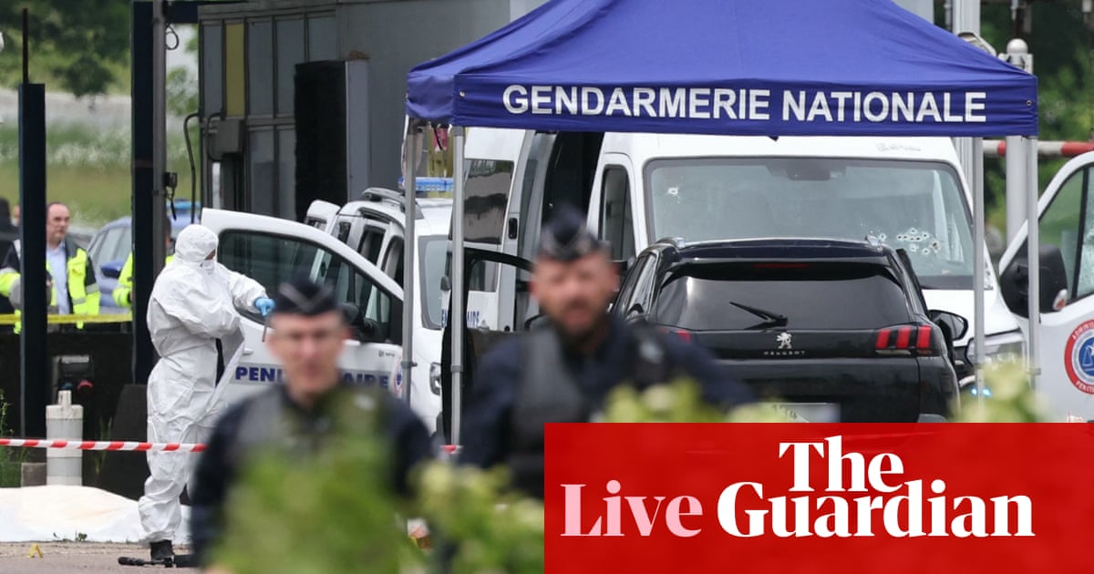 <p>Évasion de prison en France : Chasse à l'homme lancée après que des tireurs aient tué deux gardiens et libéré un détenu d'un fourgon - en direct</p><br />
<br />
<p>Un incident choquant s'est produit en France alors que des hommes armés ont attaqué un fourgon pénitentiaire, tuant deux gardiens et permettant à un détenu de s'échapper. Une chasse à l'homme a été lancée pour retrouver les coupables et le fugitif. Restez informé sur les derniers développements de cette affaire en direct.</p><br />
<br />
<ul><br /> <li>Attaque contre un fourgon pénitentiaire en France</li><br /> <li>Deux gardiens tués et un détenu en fuite</li><br /> <li>Chasse à l'homme lancée pour retrouver les coupables</li><br /> <li>Suivez les derniers développements en direct</li><br />
</ul> 2 <p>Évasion de prison en France : Chasse à l'homme lancée après que des tireurs aient tué deux gardiens et libéré un détenu d'un fourgon - en direct</p><br />
<br />
<p>Un incident choquant s'est produit en France alors que des hommes armés ont attaqué un fourgon pénitentiaire, tuant deux gardiens et permettant à un détenu de s'échapper. Une chasse à l'homme a été lancée pour retrouver les coupables et le fugitif. Restez informé sur les derniers développements de cette affaire en direct.</p><br />
<br />
<ul><br /> <li>Attaque contre un fourgon pénitentiaire en France</li><br /> <li>Deux gardiens tués et un détenu en fuite</li><br /> <li>Chasse à l'homme lancée pour retrouver les coupables</li><br /> <li>Suivez les derniers développements en direct</li><br />
</ul> - 1