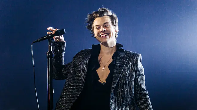 Harry Styles se débarrasse du blues de la rupture avec des vacances en Italie 3 Harry Styles a été aperçu en Italie avec sa plus longue barbe à ce jour.