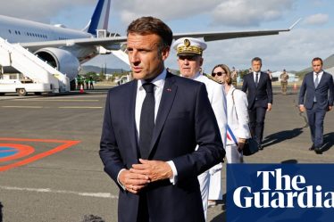 <h1>Macron s'engage à ne pas imposer de changement de vote lors de sa visite en Nouvelle-Calédonie</h1><br />
<br />
Le président français, Emmanuel Macron, a récemment effectué une visite en Nouvelle-Calédonie où il a promis de respecter la volonté des habitants de l'île en ce qui concerne les changements de système de vote.<br />
<br />
Lors de son discours, Macron a souligné l'importance de la démocratie et a assuré aux Calédoniens que leur voix serait entendue. Il a également exprimé son soutien à la tenue d'un référendum sur l'indépendance de la Nouvelle-Calédonie, affirmant que c'est aux habitants de l'île de décider de leur avenir.<br />
<br />
La visite du président français en Nouvelle-Calédonie a été marquée par des discussions animées sur l'avenir politique de l'île, avec des manifestants exprimant des opinions divergentes sur la question de l'indépendance.<br />
<br />
Points importants de l'article:<br />
- Macron promet de respecter la volonté des Calédoniens en ce qui concerne les changements de système de vote<br />
- Il exprime son soutien à la tenue d'un référendum sur l'indépendance de la Nouvelle-Calédonie<br />
- Les discussions sur l'avenir politique de l'île ont été animées lors de la visite du président. - 3
