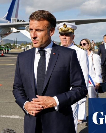 <h1>Macron s'engage à ne pas imposer de changement de vote lors de sa visite en Nouvelle-Calédonie</h1><br />
<br />
Le président français, Emmanuel Macron, a récemment effectué une visite en Nouvelle-Calédonie où il a promis de respecter la volonté des habitants de l'île en ce qui concerne les changements de système de vote.<br />
<br />
Lors de son discours, Macron a souligné l'importance de la démocratie et a assuré aux Calédoniens que leur voix serait entendue. Il a également exprimé son soutien à la tenue d'un référendum sur l'indépendance de la Nouvelle-Calédonie, affirmant que c'est aux habitants de l'île de décider de leur avenir.<br />
<br />
La visite du président français en Nouvelle-Calédonie a été marquée par des discussions animées sur l'avenir politique de l'île, avec des manifestants exprimant des opinions divergentes sur la question de l'indépendance.<br />
<br />
Points importants de l'article:<br />
- Macron promet de respecter la volonté des Calédoniens en ce qui concerne les changements de système de vote<br />
- Il exprime son soutien à la tenue d'un référendum sur l'indépendance de la Nouvelle-Calédonie<br />
- Les discussions sur l'avenir politique de l'île ont été animées lors de la visite du président. - 29
