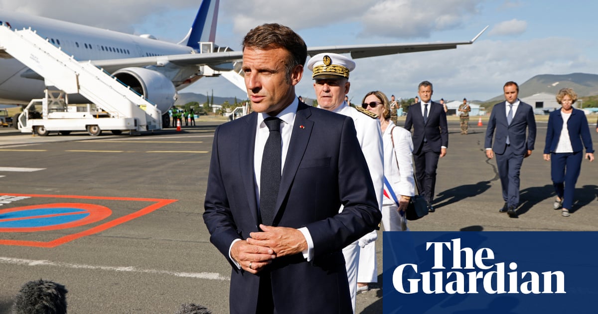<h1>Macron s'engage à ne pas imposer de changement de vote lors de sa visite en Nouvelle-Calédonie</h1><br />
<br />
Le président français, Emmanuel Macron, a récemment effectué une visite en Nouvelle-Calédonie où il a promis de respecter la volonté des habitants de l'île en ce qui concerne les changements de système de vote.<br />
<br />
Lors de son discours, Macron a souligné l'importance de la démocratie et a assuré aux Calédoniens que leur voix serait entendue. Il a également exprimé son soutien à la tenue d'un référendum sur l'indépendance de la Nouvelle-Calédonie, affirmant que c'est aux habitants de l'île de décider de leur avenir.<br />
<br />
La visite du président français en Nouvelle-Calédonie a été marquée par des discussions animées sur l'avenir politique de l'île, avec des manifestants exprimant des opinions divergentes sur la question de l'indépendance.<br />
<br />
Points importants de l'article:<br />
- Macron promet de respecter la volonté des Calédoniens en ce qui concerne les changements de système de vote<br />
- Il exprime son soutien à la tenue d'un référendum sur l'indépendance de la Nouvelle-Calédonie<br />
- Les discussions sur l'avenir politique de l'île ont été animées lors de la visite du président. 2 <h1>Macron s'engage à ne pas imposer de changement de vote lors de sa visite en Nouvelle-Calédonie</h1><br />
<br />
Le président français, Emmanuel Macron, a récemment effectué une visite en Nouvelle-Calédonie où il a promis de respecter la volonté des habitants de l'île en ce qui concerne les changements de système de vote.<br />
<br />
Lors de son discours, Macron a souligné l'importance de la démocratie et a assuré aux Calédoniens que leur voix serait entendue. Il a également exprimé son soutien à la tenue d'un référendum sur l'indépendance de la Nouvelle-Calédonie, affirmant que c'est aux habitants de l'île de décider de leur avenir.<br />
<br />
La visite du président français en Nouvelle-Calédonie a été marquée par des discussions animées sur l'avenir politique de l'île, avec des manifestants exprimant des opinions divergentes sur la question de l'indépendance.<br />
<br />
Points importants de l'article:<br />
- Macron promet de respecter la volonté des Calédoniens en ce qui concerne les changements de système de vote<br />
- Il exprime son soutien à la tenue d'un référendum sur l'indépendance de la Nouvelle-Calédonie<br />
- Les discussions sur l'avenir politique de l'île ont été animées lors de la visite du président. - 1