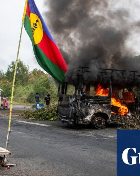 Nouvelle-Calédonie : Evacuation des touristes bloqués par l'Australie et la Nouvelle-Zélande<br />
<br />
L'agitation en Nouvelle-Calédonie a contraint l'Australie et la Nouvelle-Zélande à organiser des vols d'évacuation pour les touristes bloqués. La situation tendue sur l'île australienne a poussé les autorités à agir rapidement pour assurer la sécurité des voyageurs étrangers.<br />
<br />
Points importants de l'article :<br />
- L'Australie et la Nouvelle-Zélande envoient des vols d'évacuation en Nouvelle-Calédonie<br />
- La tension croissante sur l'île australienne force les autorités à agir<br />
- Les touristes étrangers sont pris en charge pour leur sécurité - 65